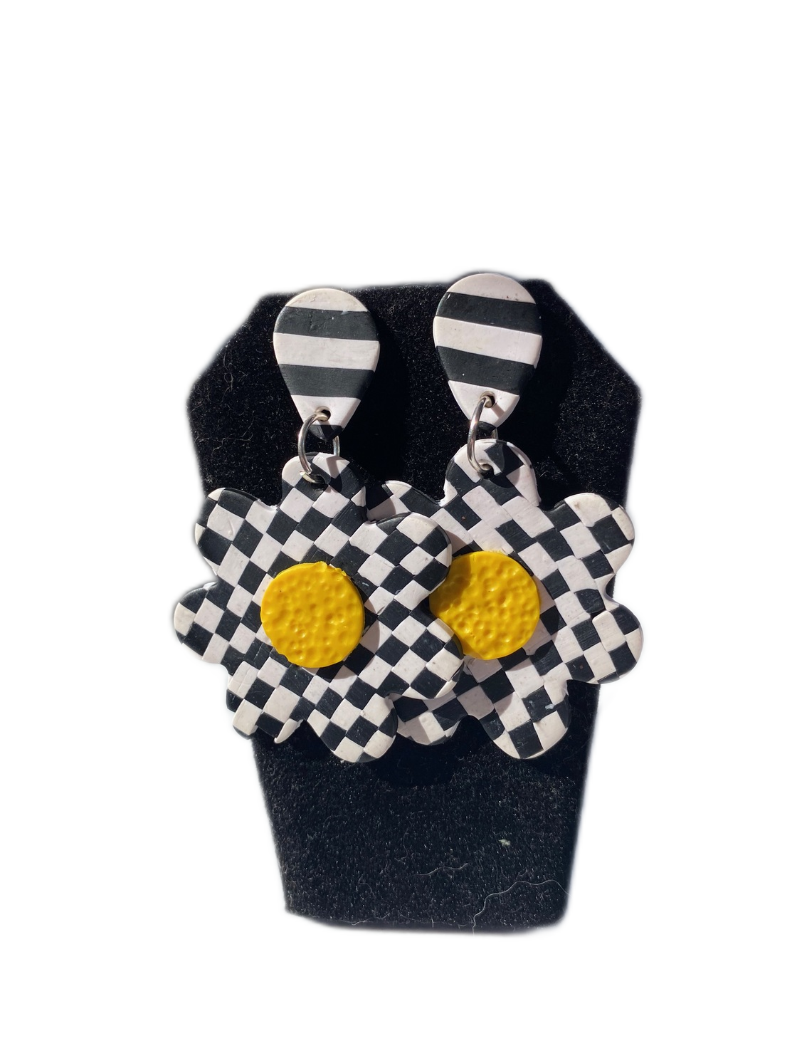 🖤🌼 Checkered Daisy Drop Earrings
