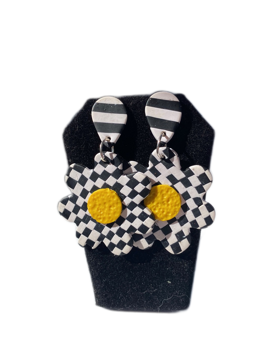 🖤🌼 Checkered Daisy Drop Earrings